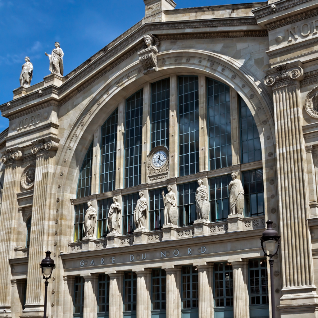 Façade historique de la Gare du Nord à Paris, avec son architecture classique et son activité animée et à propos de notre histoire